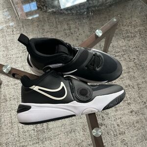 Nike boys Team Hustle D 11 new Athletic Athleisure Running Sneakers Size 6.5